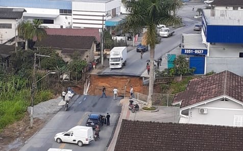 Mais uma ponte caiu na cidade de Brusque Veja o vídeo Rede Vale Norte