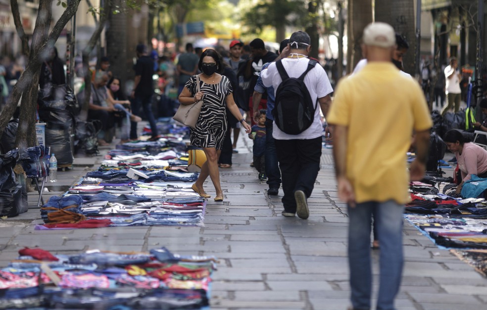 Flexibilização do isolamento social pelo país contribuiu para que mais pessoas voltassem a buscar uma ocupação no mercado de trabalho — Foto: Ricardo Moraes/Reuters