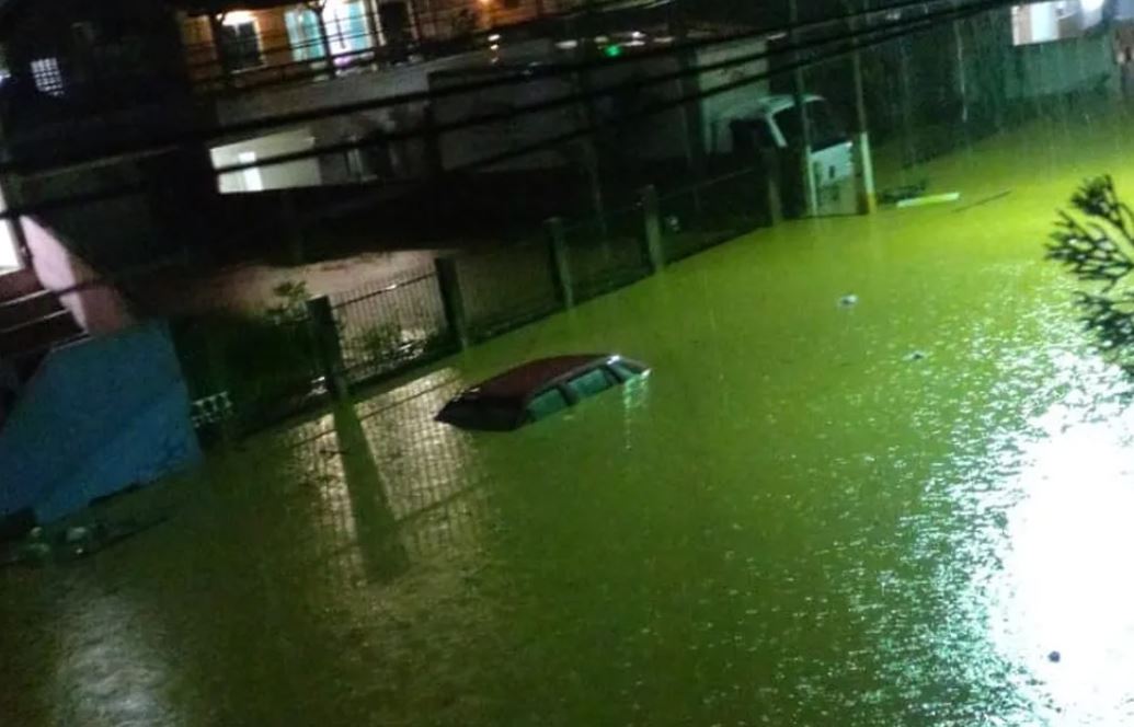 Chuva Causa Morte De Duas Adolescentes, Deixa Carros Submersos E ...