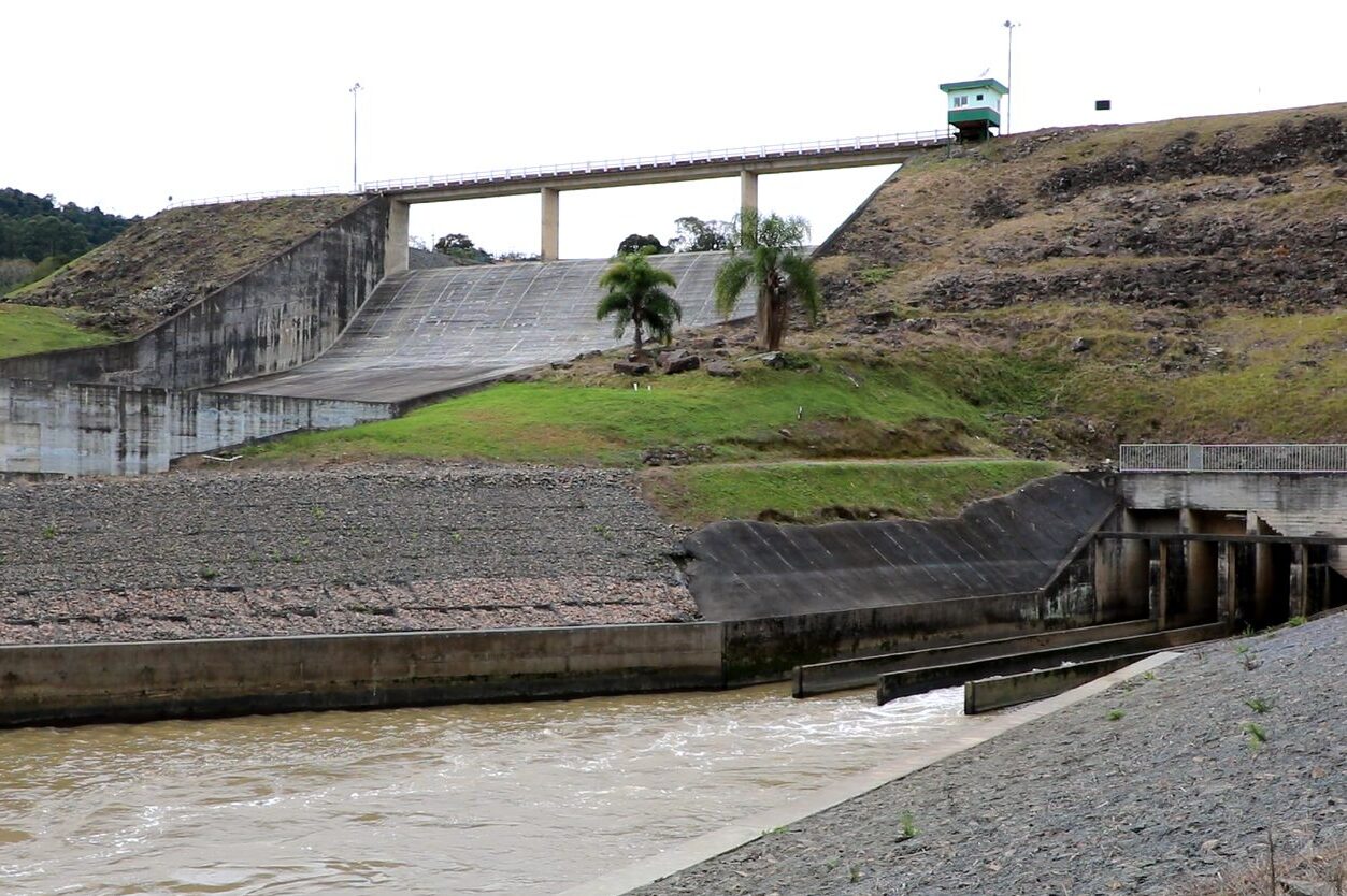 Alto Vale registra mais de 100 milímetros de chuva em diversas cidades nas últimas 12 horas e barragens são fechadas