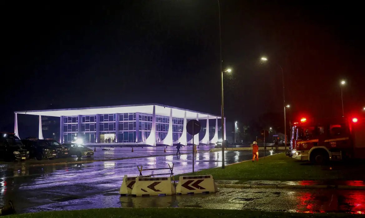 Polícia faz varredura na Praça dos Três Poderes após explosões 