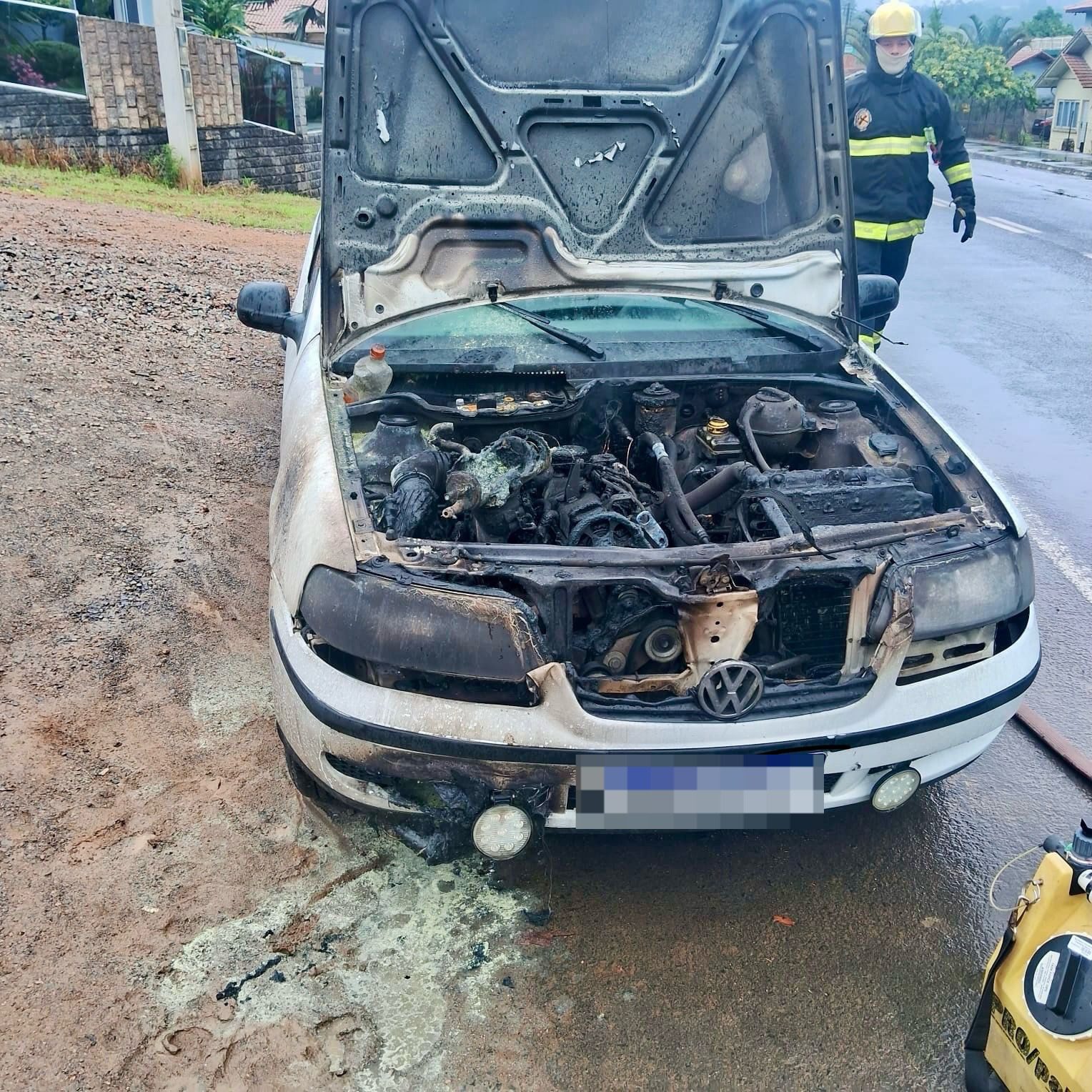 Bombeiros Voluntários controlam incêndio em veículo no Centro de Presidente Getúlio