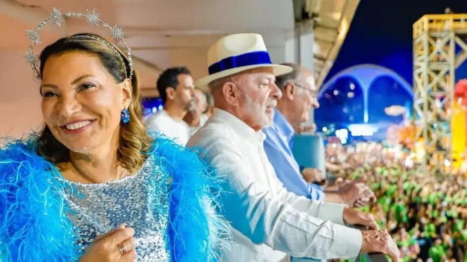 O presidente Luiz Inácio Lula da Silva esteve presente na Marquês de Sapucaí para acompanhar o desfile de Carnaval. 📷 Foto: Ricardo Stuckert / PR