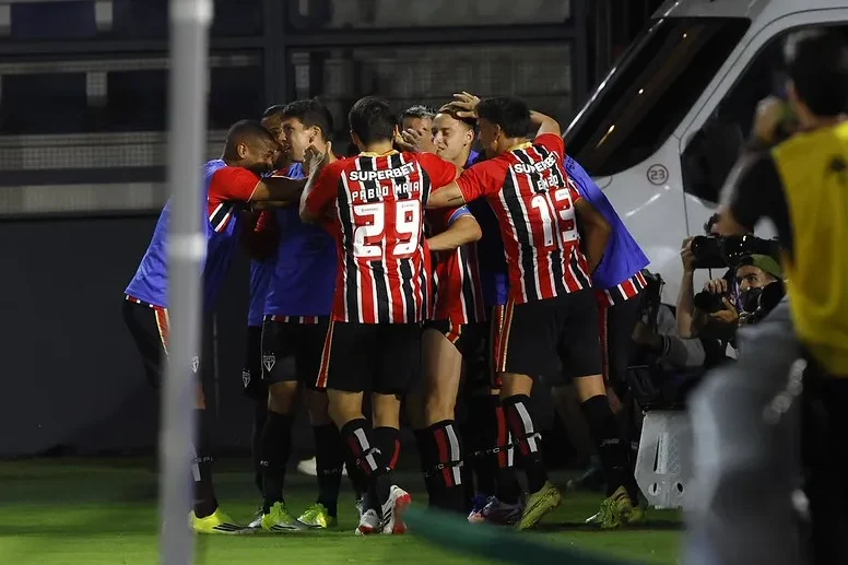 São Paulo vence de virada e mantém liderança isolada do Brasileirão após 6ª rodada