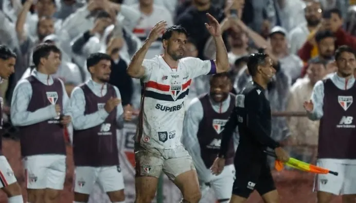 São Paulo assume a ponta do Brasileirão na estreia de Roger; Chapecoense estaciona no meio da tabela