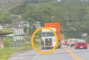 Inacreditável: Caminhoneiro para no meio da pista da BR-470 para urinar em Rio do Sul