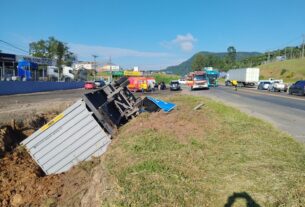 Tombamento de carga após colisão mobiliza socorro na BR-470 em Rio do Sul