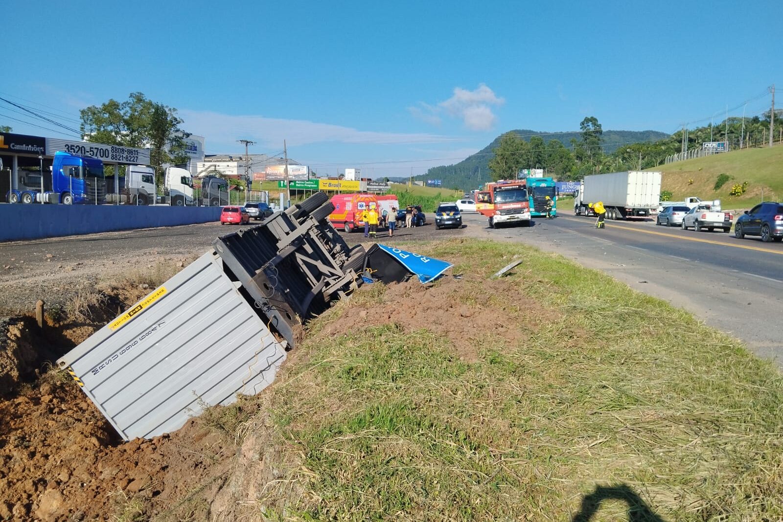 Tombamento de carga após colisão mobiliza socorro na BR-470 em Rio do Sul