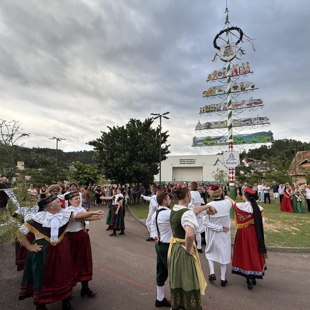 Maibaum retrata a história e a identidade cultural de Ibirama no Parque de Eventos