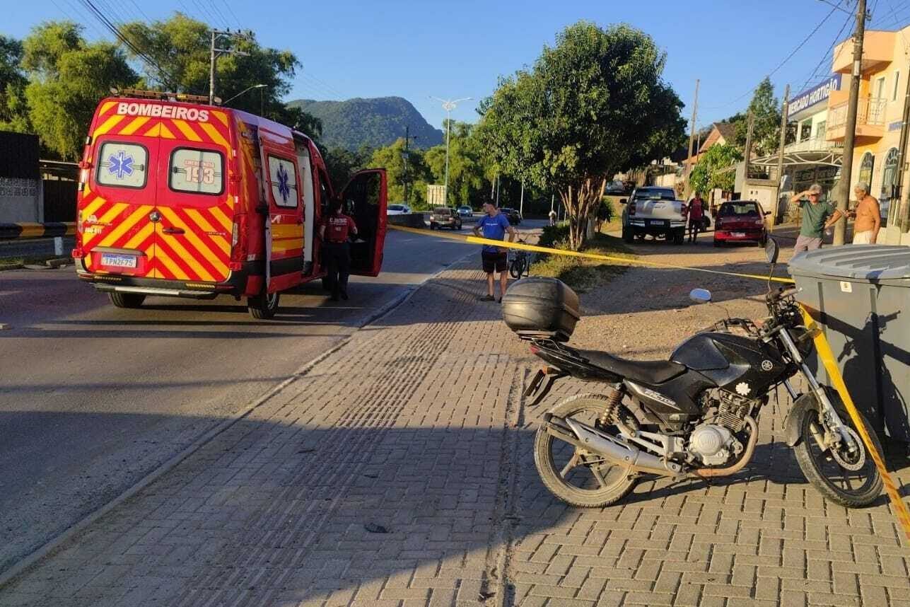 Motociclista de 63 anos morre em acidente na Avenida Oscar Barcelos, em Rio do Sul
