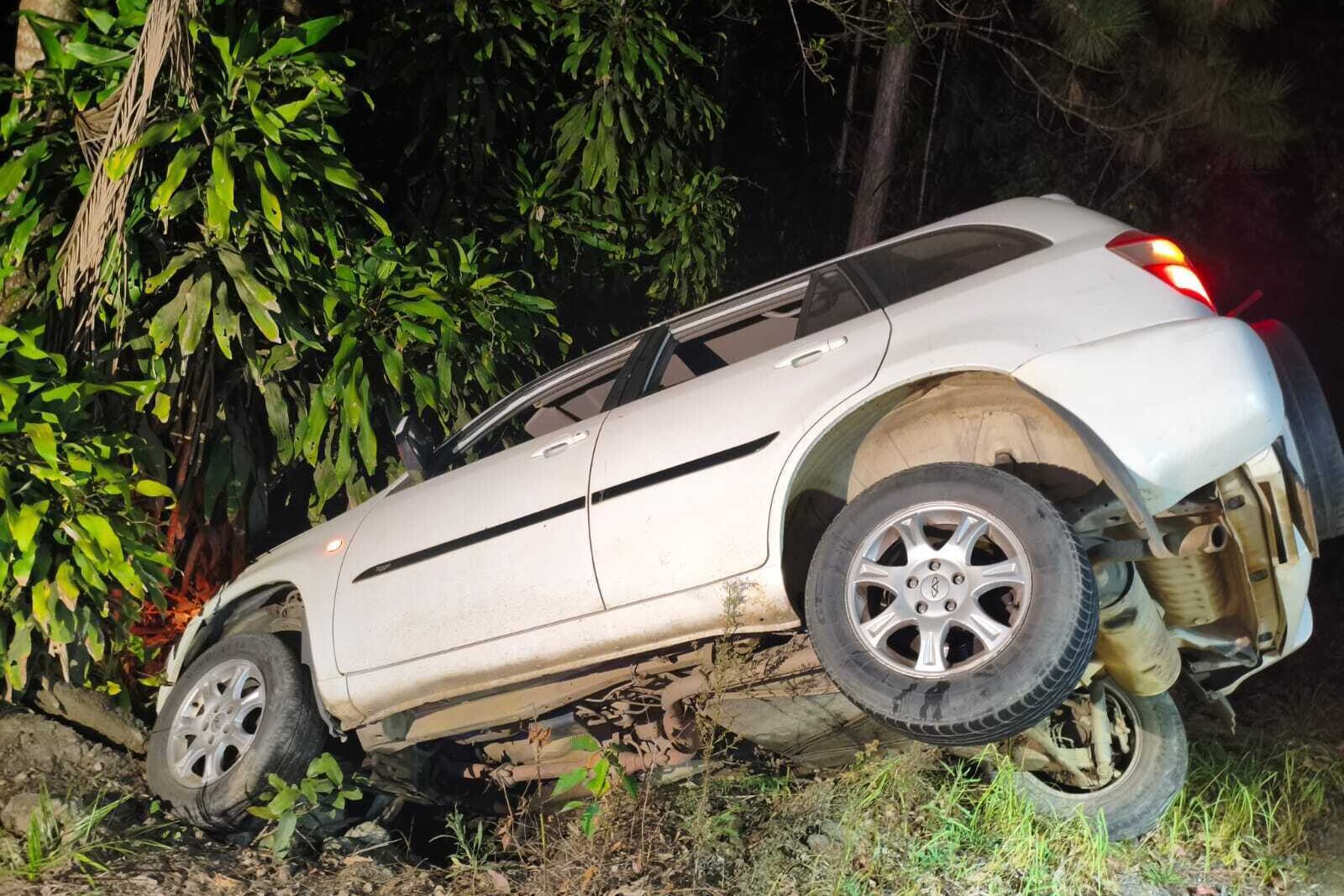 Veículo sai da pista e deixa dois feridos na SC-340 em Dona Emma