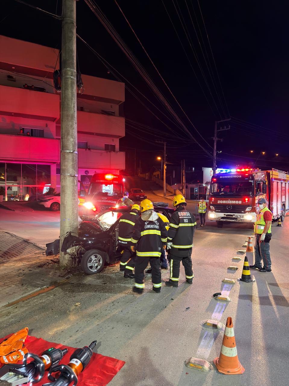 Mulher morre após carro colidir contra poste no Centro de Rio do Sul