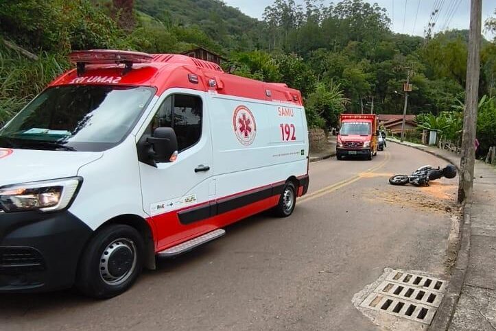 Motociclista fica gravemente ferido após colisão contra poste em Ibirama