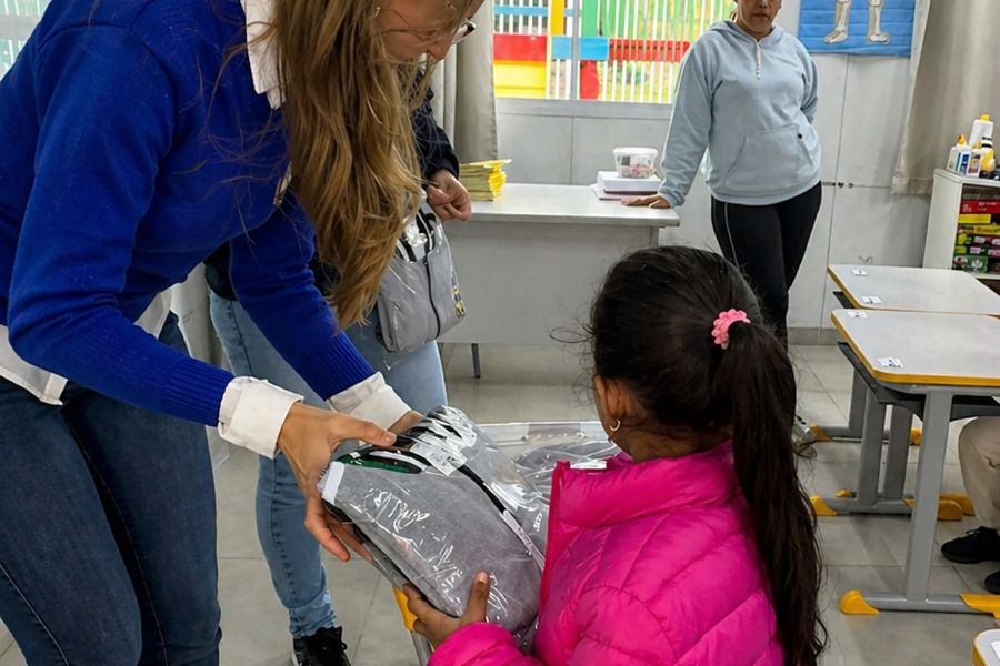 Prefeitura de Presidente Getúlio conclui entrega de uniformes escolares com distribuição de kits de inverno