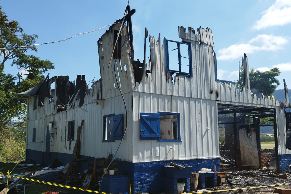 Fogo de grandes proporções consome imóvel de madeira e mobiliza bombeiros