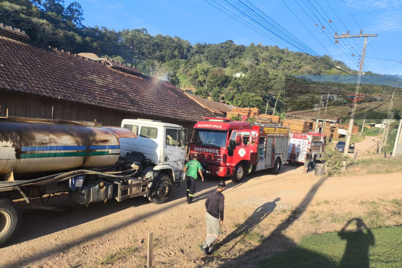 Bombeiros Voluntários de Ibirama controlam incêndio em indústria madeireira sem vítimas