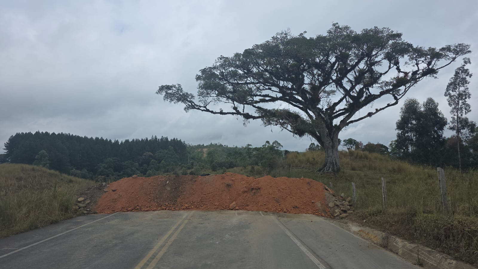 Serra do Tucano é totalmente interditada após alerta de risco de deslizamento