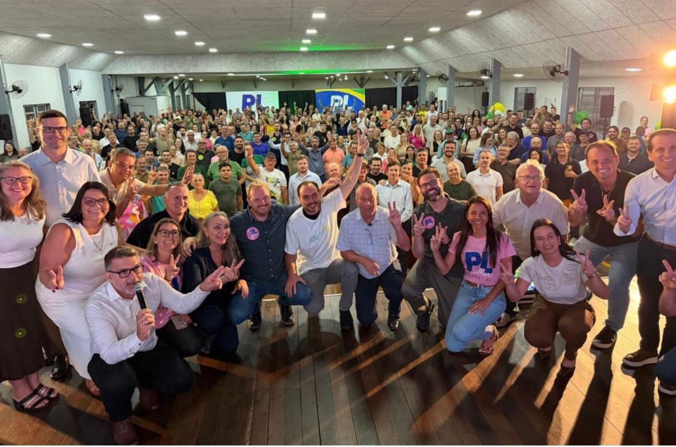 Carlos Bolsonaro e Oscar Gutz reúnem lideranças do Alto Vale