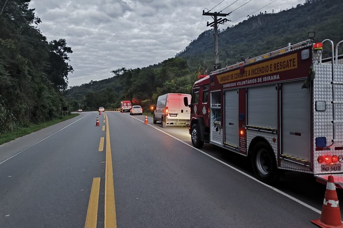 Saída de pista mobiliza equipes de resgate na BR-470 em Ibirama