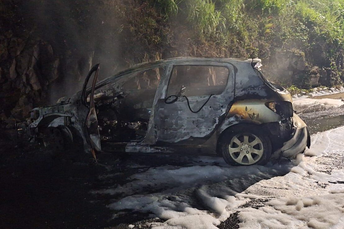Carro é destruído por incêndio no Centro de Ibirama
