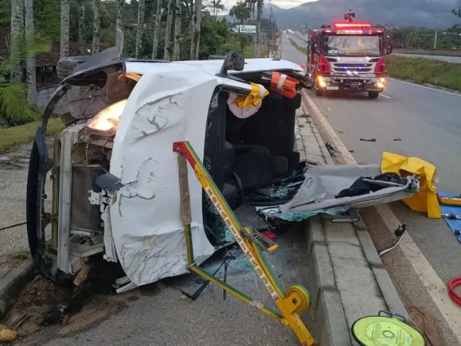 Motorista fica ferido após carro sair da pista e capotar na BR-470 em Indaial
