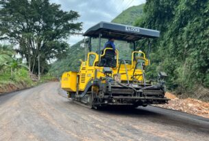 Obras de pavimentação asfáltica avançam no bairro Vargem Grande, em Apiúna