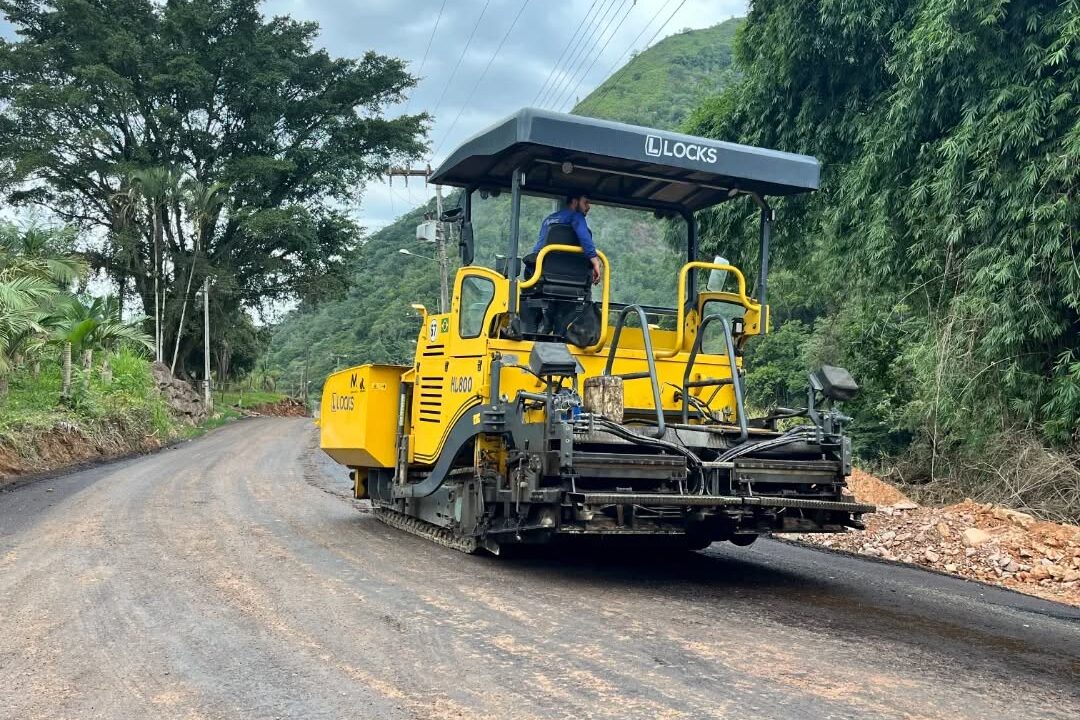 Obras de pavimentação asfáltica avançam no bairro Vargem Grande, em Apiúna