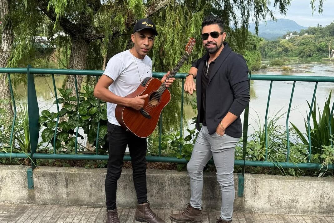 Dupla Gil e Adam aposta em música autoral e amplia presença no cenário regional