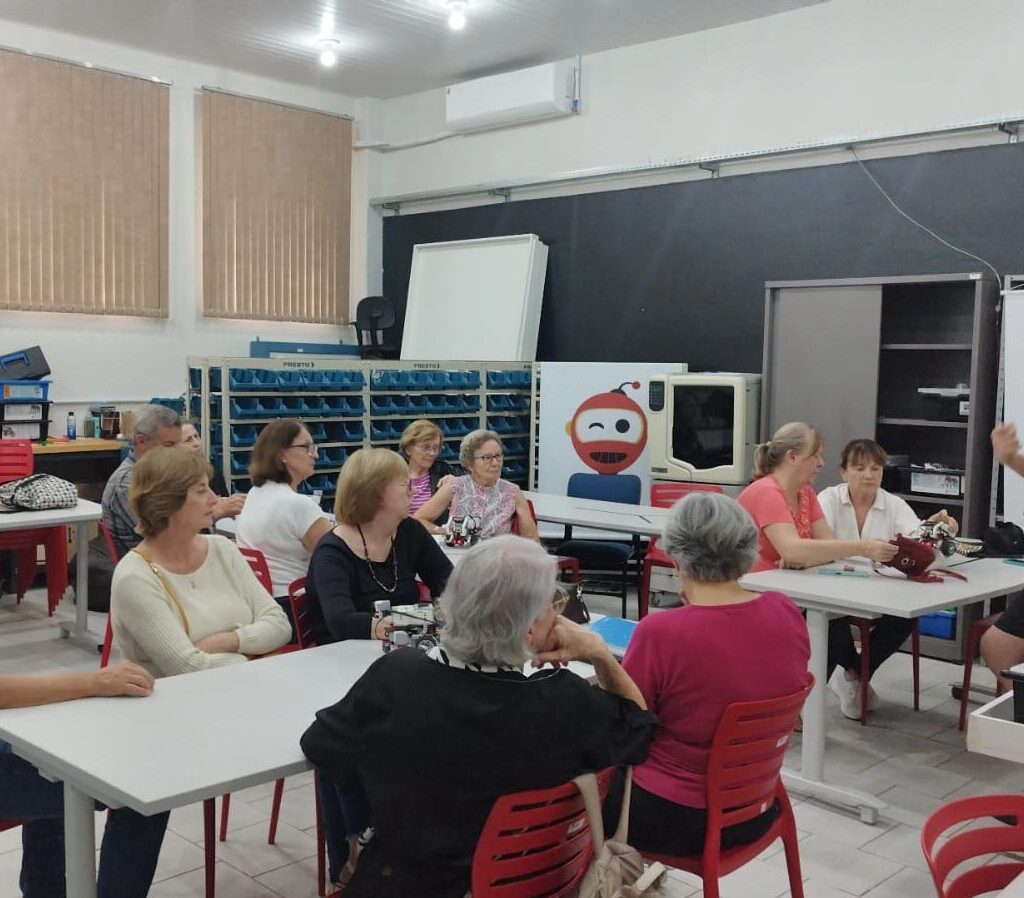 Tecnologia, criatividade e inclusão: idosos de Ibirama participam de atividade de robótica com LEGO