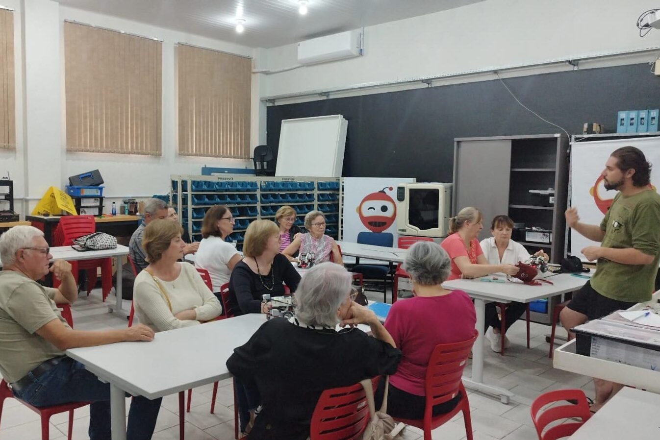 Tecnologia, criatividade e inclusão: idosos de Ibirama participam de atividade de robótica com LEGO