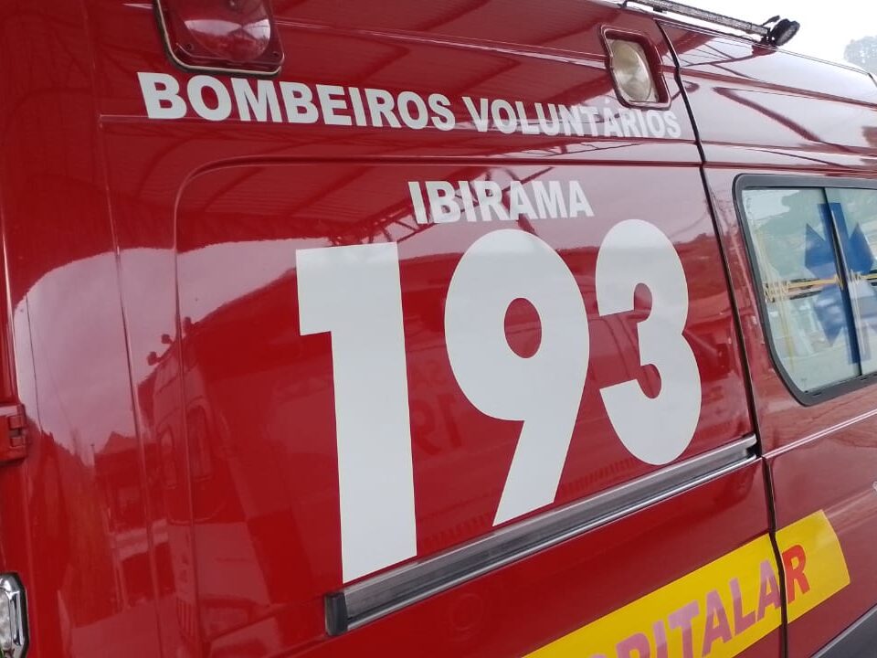Carro cai em rio em Ibirama; jovem morre e outro está desaparecido