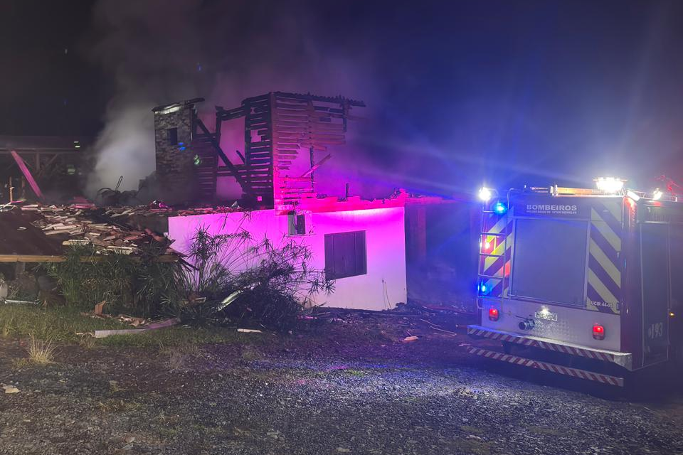 Incêndio destrói residência em Witmarsum e família pede ajuda para recomeçar