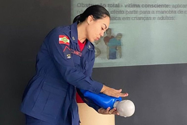 Na semana do Dia das Mães, Operação Maternar do Corpo de Bombeiros Militar de SC leva instrução de primeiros socorros a gestantes