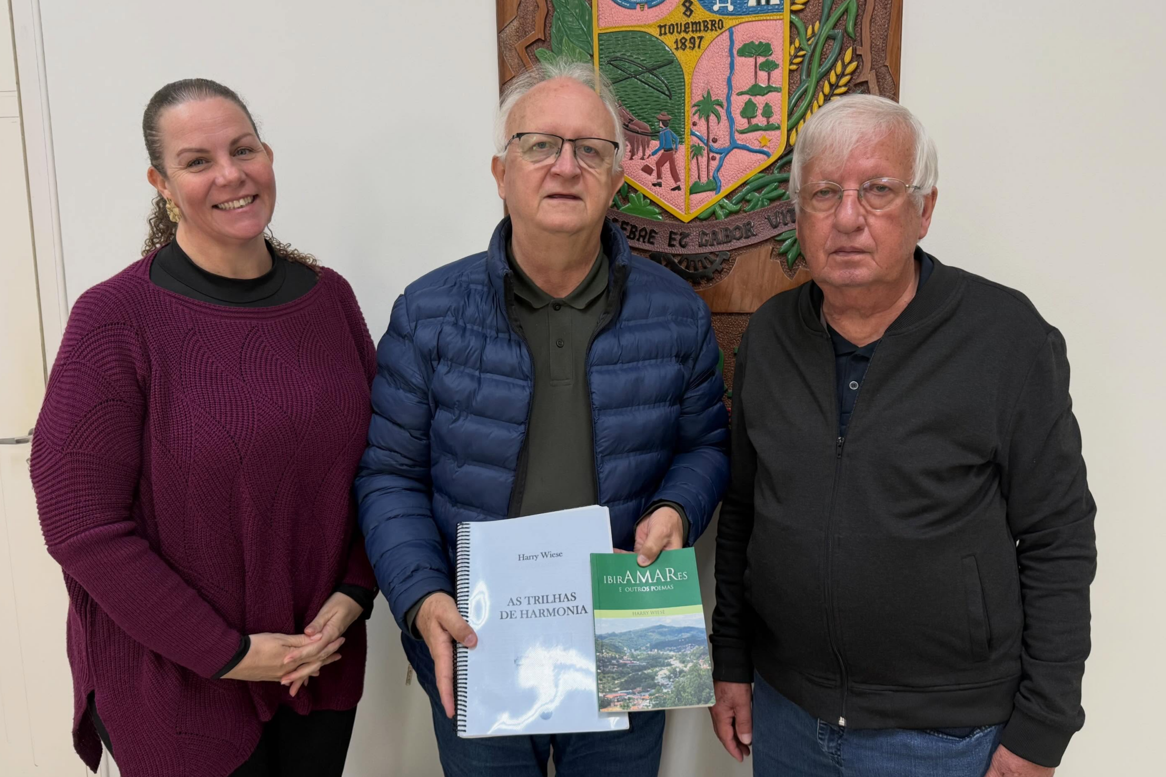 Escritor Harry Wiese doa livros para biblioteca da nova Escola Ruth Fritsche, em Ibirama