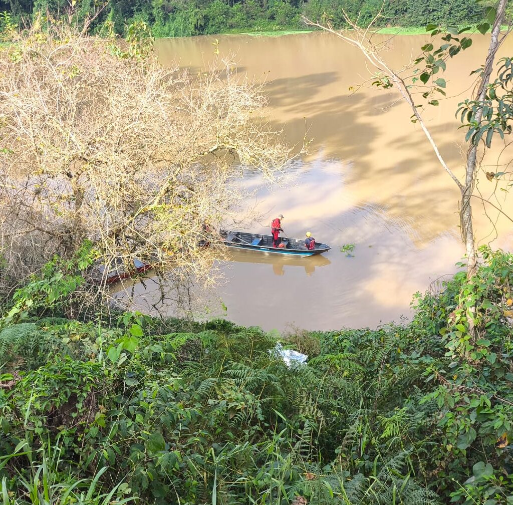 Carro cai em rio em Ibirama e deixa dois mortos