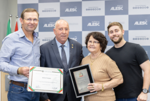 Deputado Oscar Gutz homenageia Queijos Possamai por prêmio mundial de melhor queijo