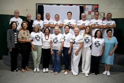 Ex-alunos celebram 40 anos de formatura no Colégio Gertrud Aichinger