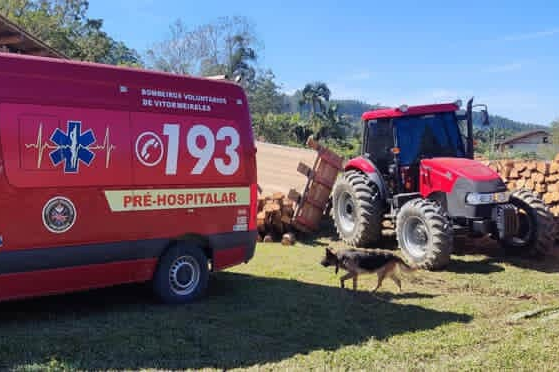 Acidente com trator agrícola mobiliza bombeiros voluntários em Vitor Meireles
