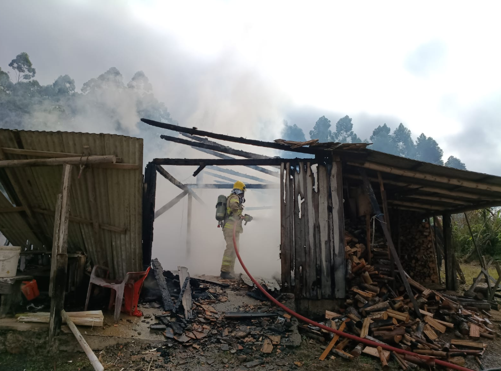 Incêndio destrói rancho de madeira no Centro de José Boiteux