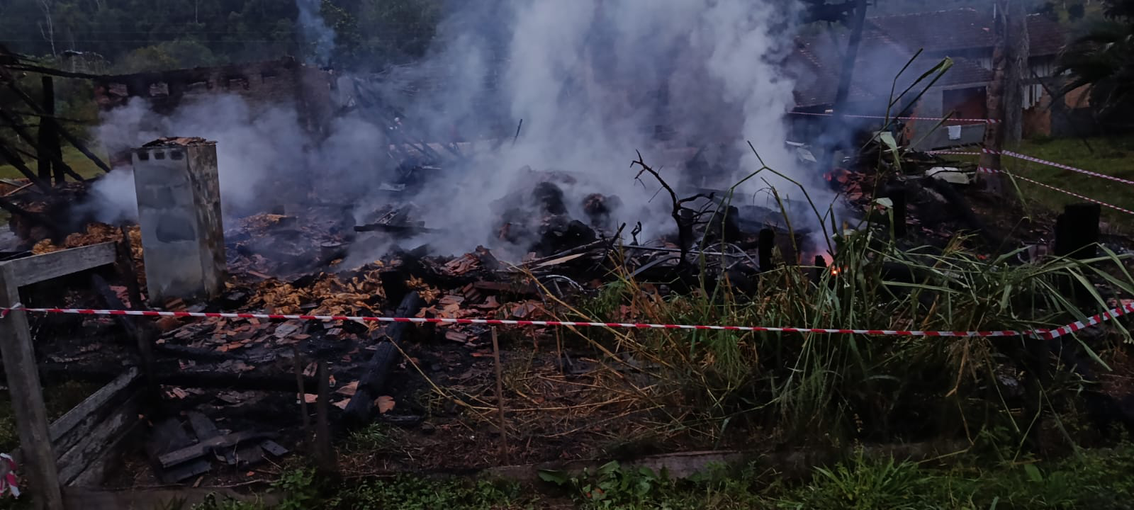 Bombeiros Voluntários de Presidente Getúlio atendem incêndio em estufas de fumo nesta madrugada