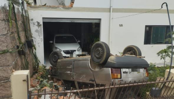 Veículo perde o controle, atinge muro e cai em residência no Centro de Ibirama