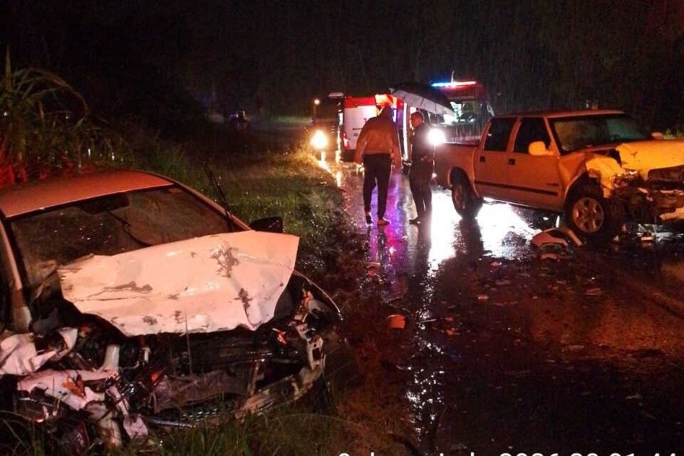 Colisão frontal entre dois carros deixa cinco pessoas feridas na BR-470 em Lontras