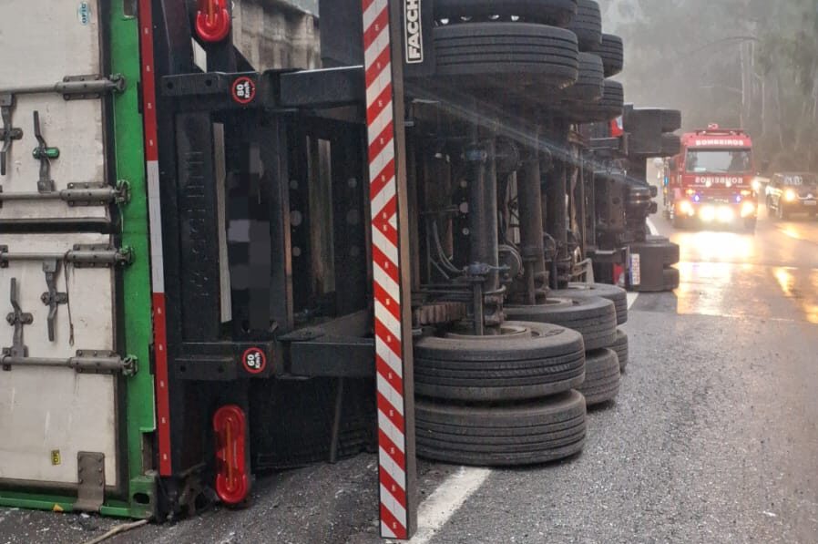 Carreta carregada com frangos tomba na BR-470 em Ibirama