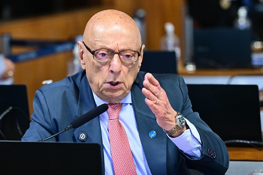 Pesquisa aponta Esperidião Amin na liderança para o Senado; Carlos Bolsonaro e Carol De Toni vêm em seguida