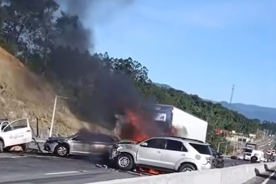 Grave acidente na BR-470 deixa ao menos uma morte e bloqueia trânsito em Indaial