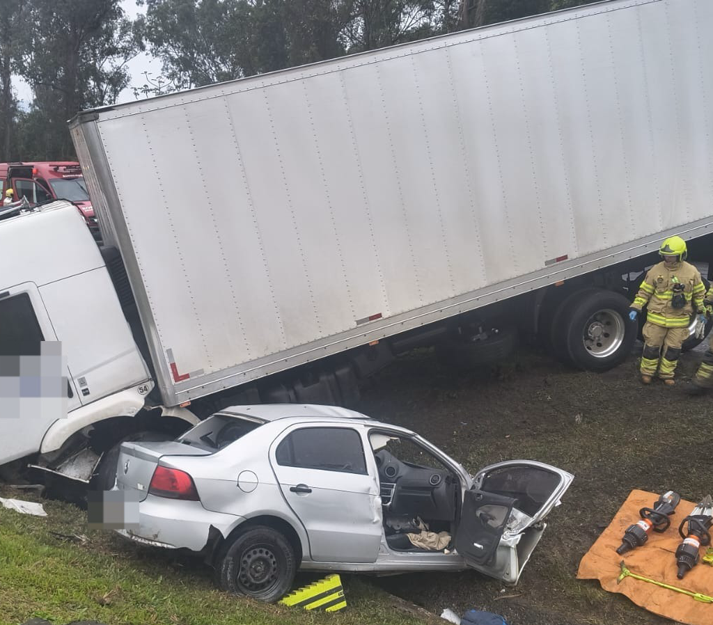 Homem morre em grave acidente entre carros e caminhão na BR-470, em Ibirama