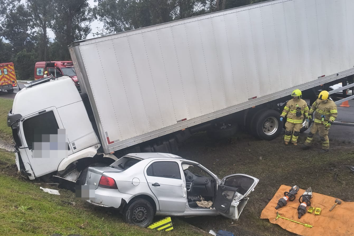 Homem morre em grave acidente entre carros e caminhão na BR-470, em Ibirama