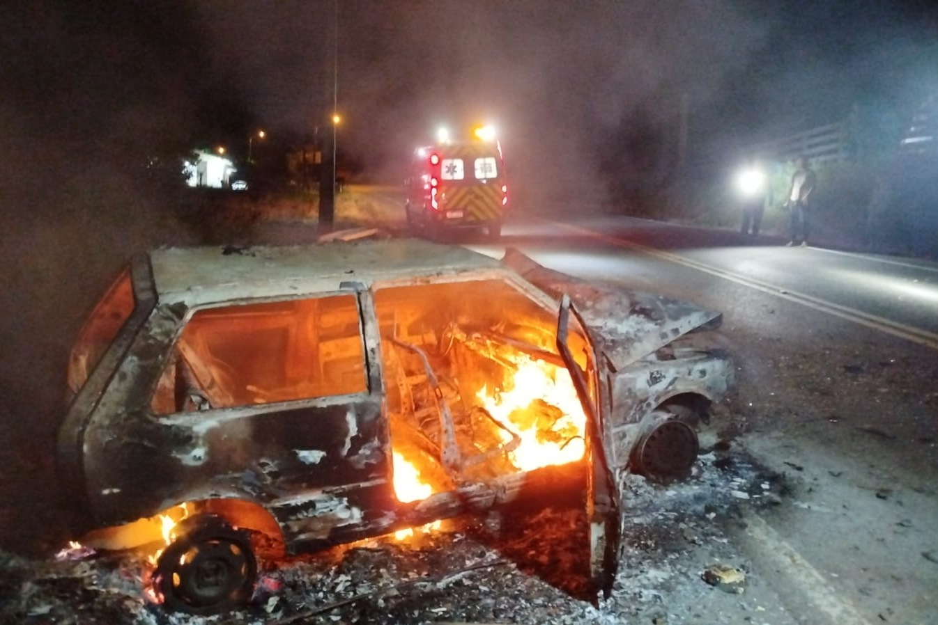 Colisão entre carro e micro trator termina com veículo incendiado na SC-281, em Imbuia