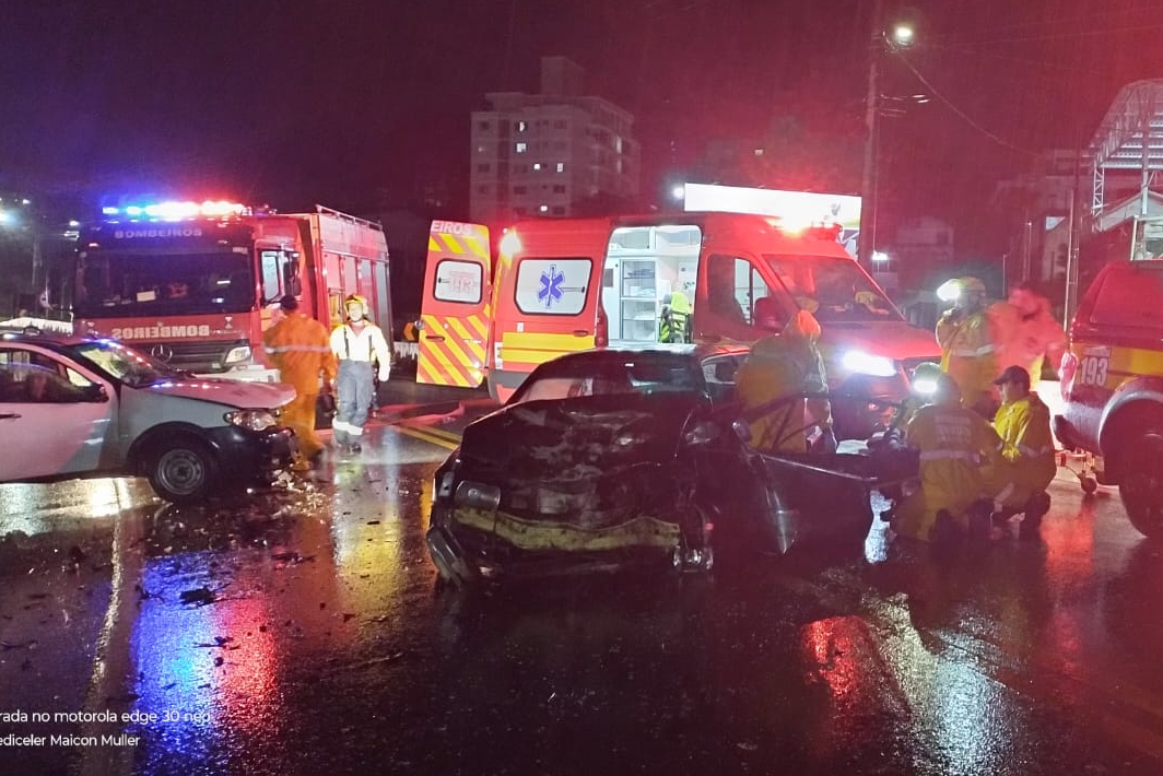 Motorista fica preso às ferragens após acidente envolvendo três veículos na BR-470, em Rio do Sul