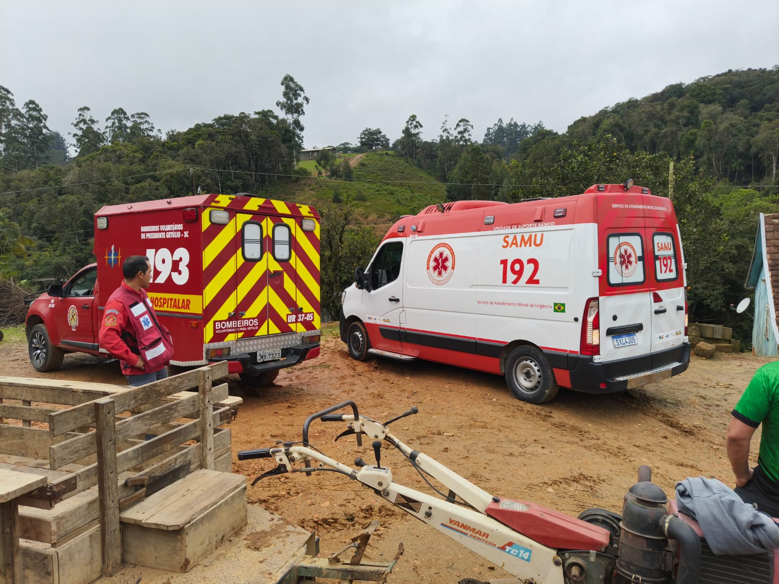 Homem fica ferido após cair em barranco de difícil acesso no interior de Presidente Getúlio